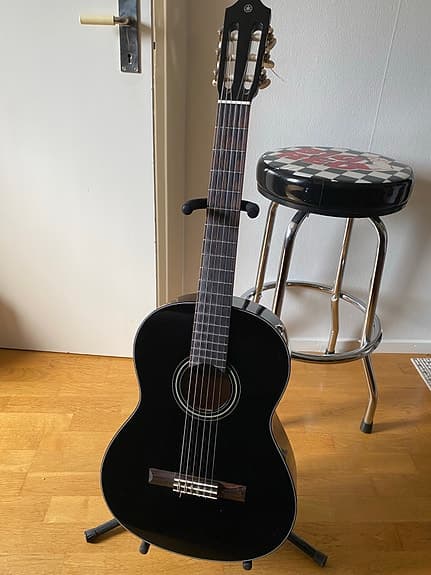 Yamaha C40 acoustic guitar