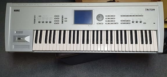 Korg Triton synthesizer/workstation. Originalet!