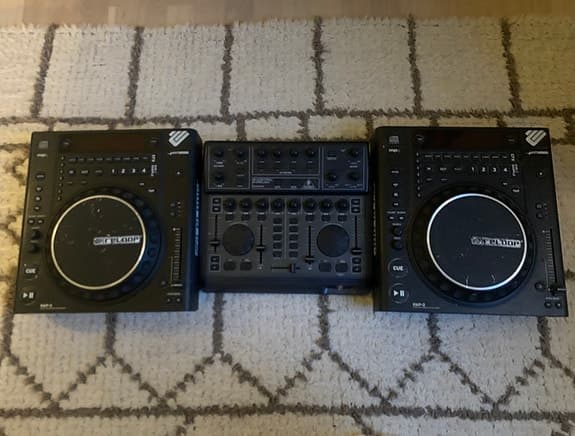 Mixerbord, Reloop RMP-2 DJ-spelare + Behringer B-Control Deejay mixer