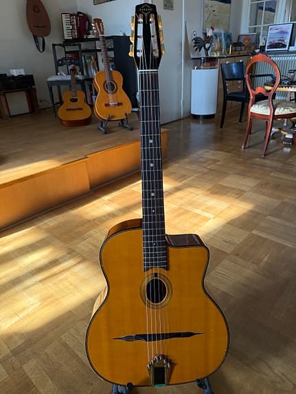 Gitane DG-255 gypsy jazz gitarr med inbyggd mic i mycket bra skick