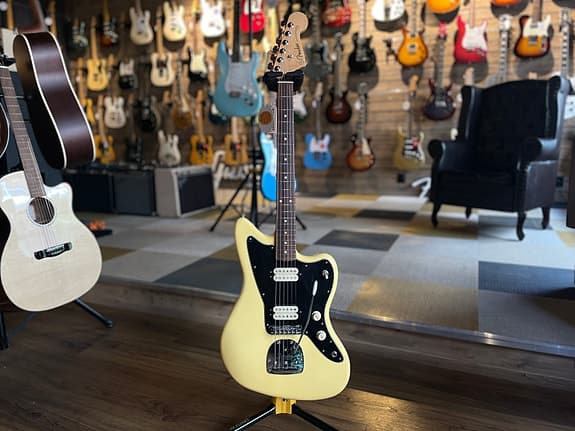 Beg. Fender Jazzmaster Player HH Buttercream - Musikbörsen Malmö