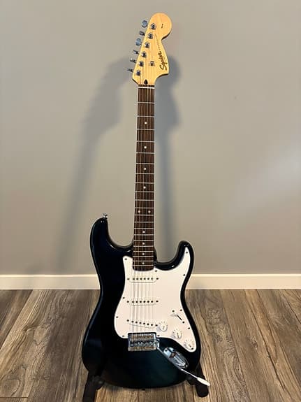 Squier Stratocaster elgitarr svart