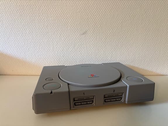 PS1 med flera spel och kontroller