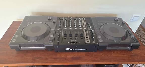 Pioneer DJ setup CDJ 850 (X2) DJM 750 (X1) Club level gear