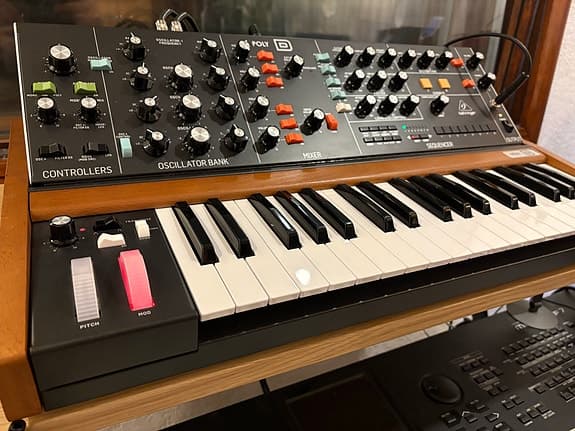 Behringer Poly D analog synthesizer med klaviatur