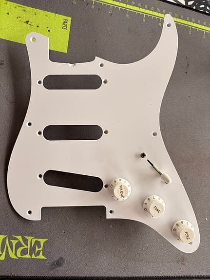 Fender Stratocaster USA 57 plektrumskydd och elektronik