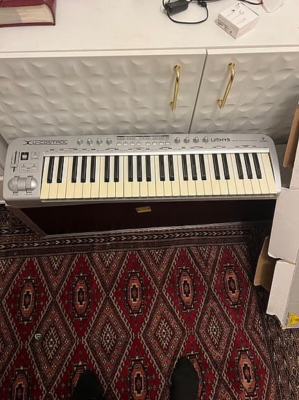 Behringer U-Control UMX49 MIDI-keyboard