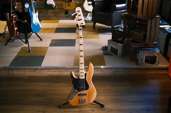 Beg. Squier Jazz Bass LH - Musikbörsen Malmö