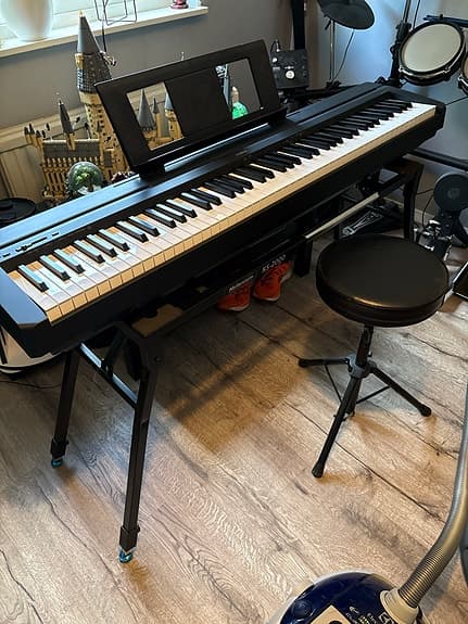 Digitalpiano med stativ och pall svart