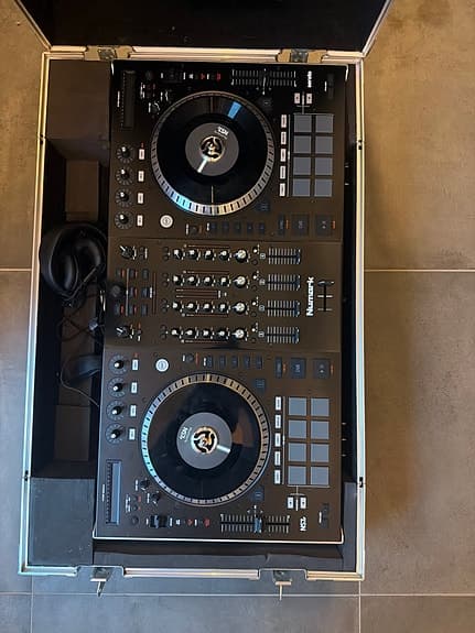 Numark NS7 DJ-controller med flightcase