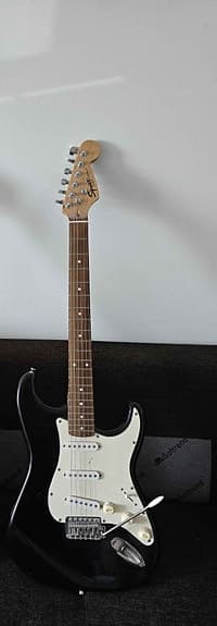 Elgitiarr Squier strat by fender