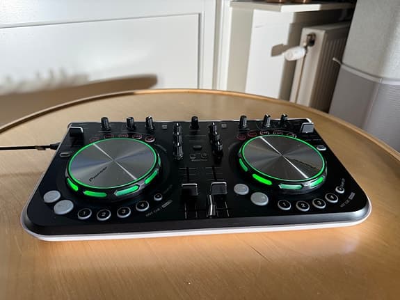 Pioneer DDJ-WeGO DJ-kontroller svart/vit