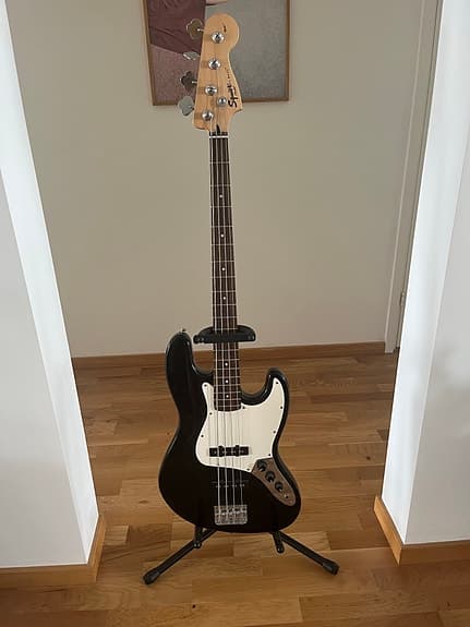 Squier Jazz Bass elbas svart