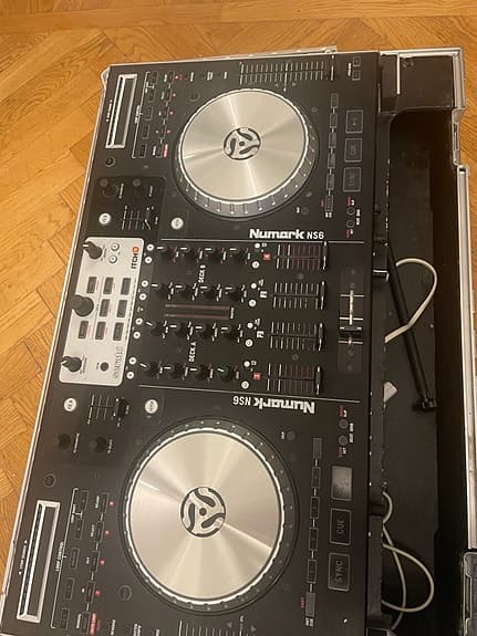 Numark NS6 DJ-controller med flightcase
