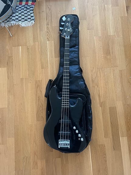 Squier Jazz Bass med RockBag-gigbag