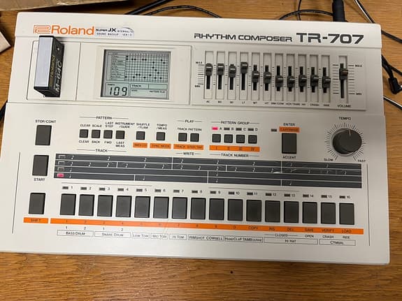 Roland TR-707 – Vintage Drum Machine – Klassiker