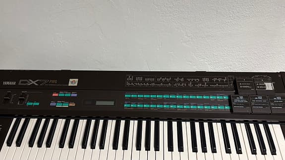 Yamaha DX7 – Komplett med original Flightcase, 5 ROM-kassetter och manual