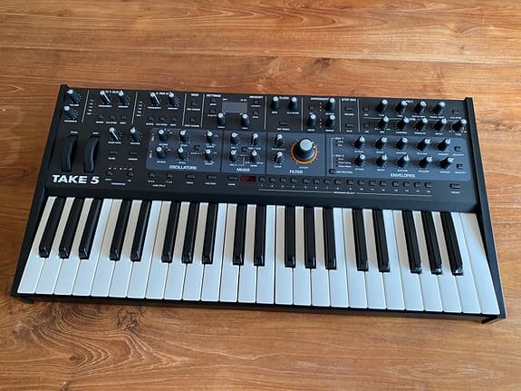 Sequential Take 5 synthesizer med tangentbord