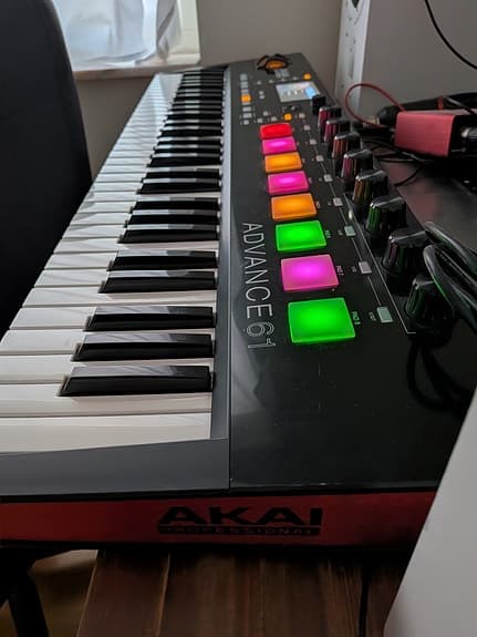 Akai Advance 61 MIDI-keyboard med pads