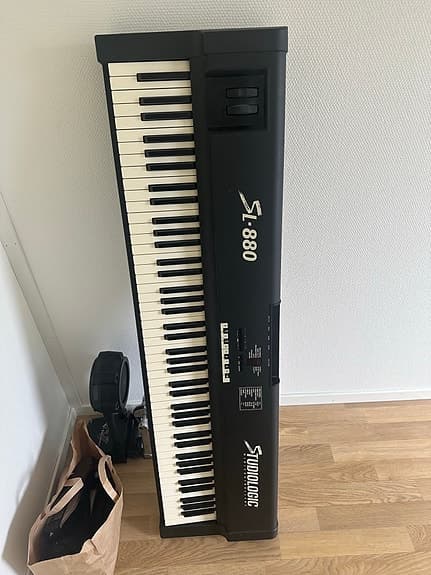 Studiologic SL-880 midi keyboard