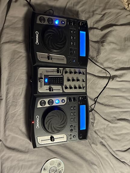 DJ-mixer + 2 CD-spelare + 2 MP3-spelare + HDD/vinylanslutning Mac/PC USB SD