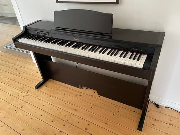 Roland HP-1 digitalpiano brunsvart