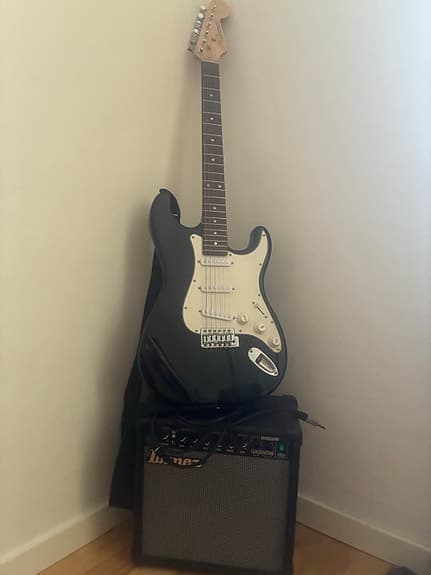Elgitarr Stratocaster‑stil svart med förstärkare Ibanez