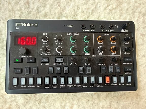 Roland S-1 Kompakt synth Inspirerad av den legendariska SH-101