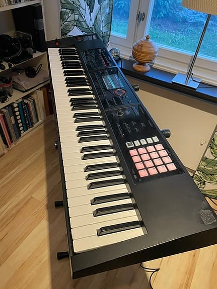 Roland FA-07 med case
