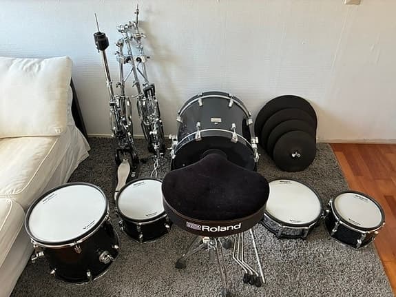Roland VAD506 E-trumset i superskick - med fina tillbehör!