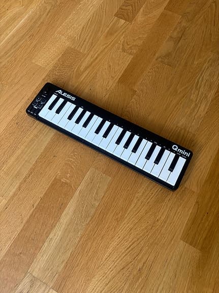 Alesis Qmini Midi keyboard