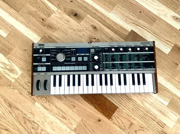 Korg MicroKorg synth och Arturia KeyLab 61 MIDI-keyboard