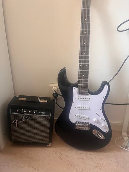Elgitarr svart Stratocaster-stil med Fender Frontman 10G förstärkare