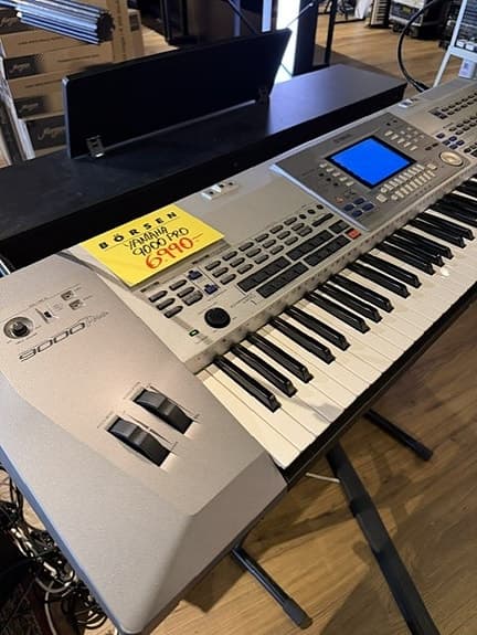 Beg. Yamaha 9000 Pro keyboard