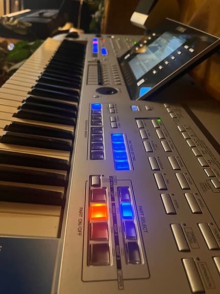 Yamaha Tyros 4 Digital Workstation with Yamaha TRS-MS04 Speakers