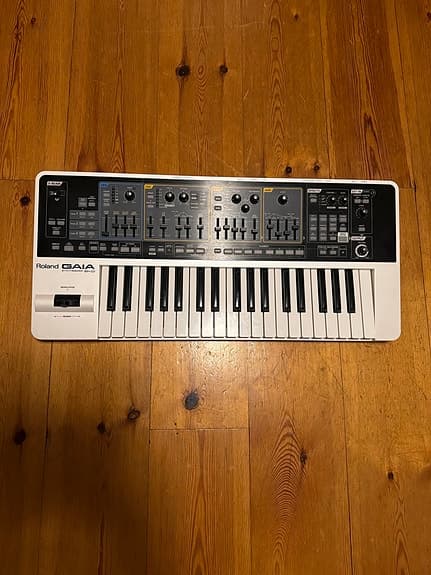 Roland GAIA SH-01 synthesizer