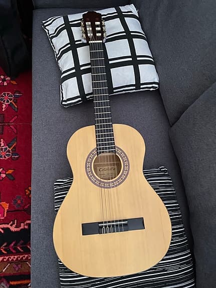 Klassisk akustisk gitarr naturträ