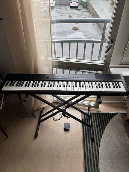 Gear4music SDP-2 Stage Piano – 88 vägda tangenter + stativ och pedal