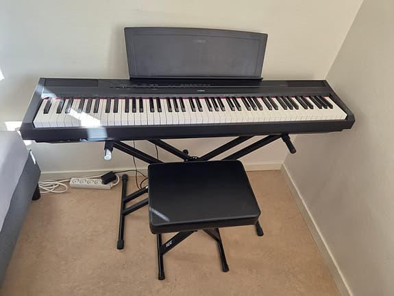 Yamaha P-115 digitalpiano med stativ och pall