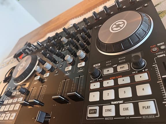 DJ Controller Traktor S4 MK 2