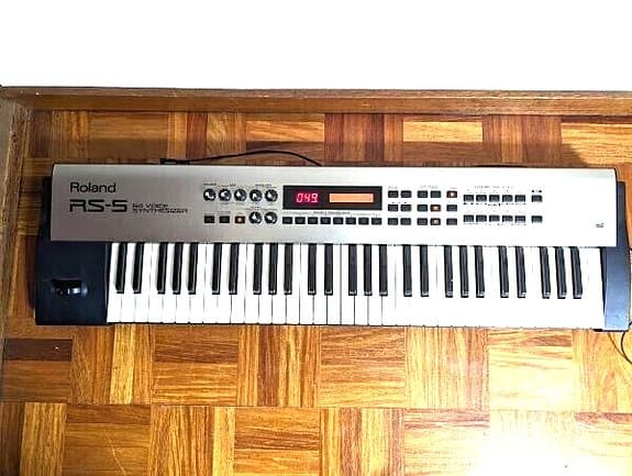 Roland rs5 bra synthesizer till RIKTIGT PANGPRIS kan skickas