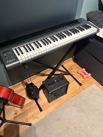 M-Audio Axiom 61 MIDI-keyboard med stativ