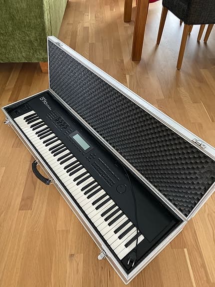 Roland D-70 SUPER LA SYNTHESIZER