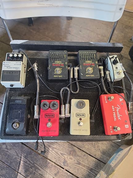 Komplett pedalboard med Gator hardcase – Boss, MXR, Fender m.fl.