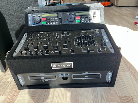 DJ Rack med Dubbel CD-spelare och 4-kanals mixer – komplett DJ-anläggning