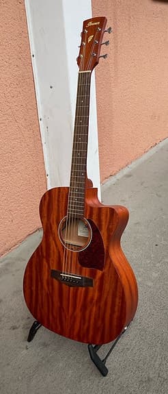 Akustisk gitarr med cutaway och inbyggd elektronik