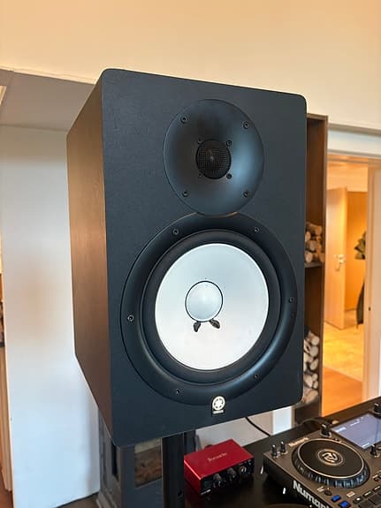 2st Yamaha HS80M monitorer + stativ
