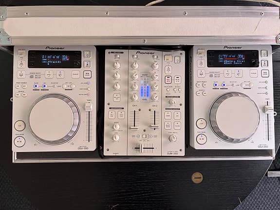 Pioneer CDJ-350 x2 + DJM-350 mixer (vit) – komplett DJ-set med flightcase
