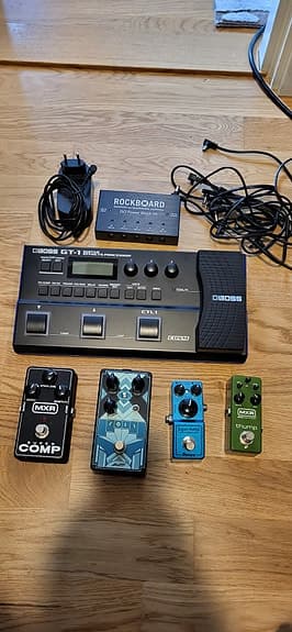 Effektpedal gitarr och bas samt strömaggregat