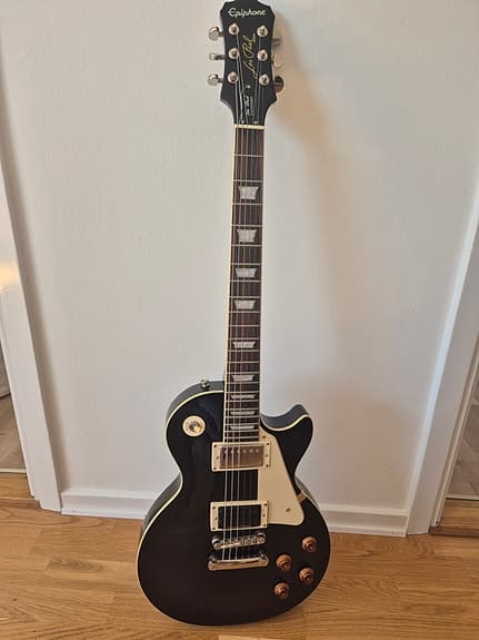 Epiphone Les Paul Standard med Roland förstärkare samt effektpedal
